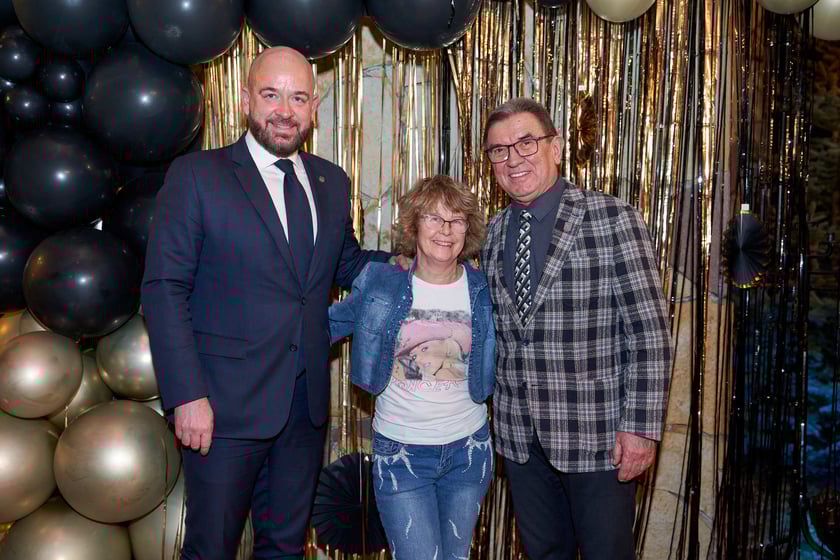 Bal seniorów w stylu lat 80. w restauracji Letniej przy wrocławskim zoo.