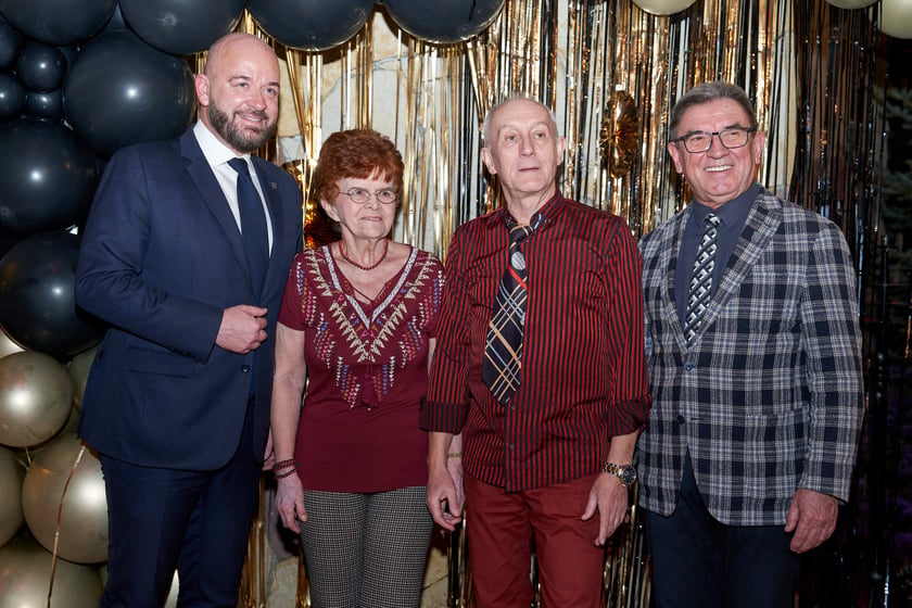 Bal seniorów w stylu lat 80. w restauracji Letniej przy wrocławskim zoo.