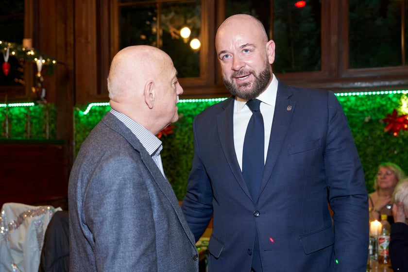 Bal seniorów w stylu lat 80. w restauracji Letniej przy wrocławskim zoo.