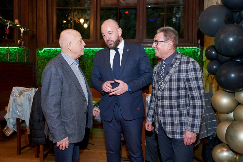 Bal seniorów w stylu lat 80. w restauracji Letniej przy wrocławskim zoo.