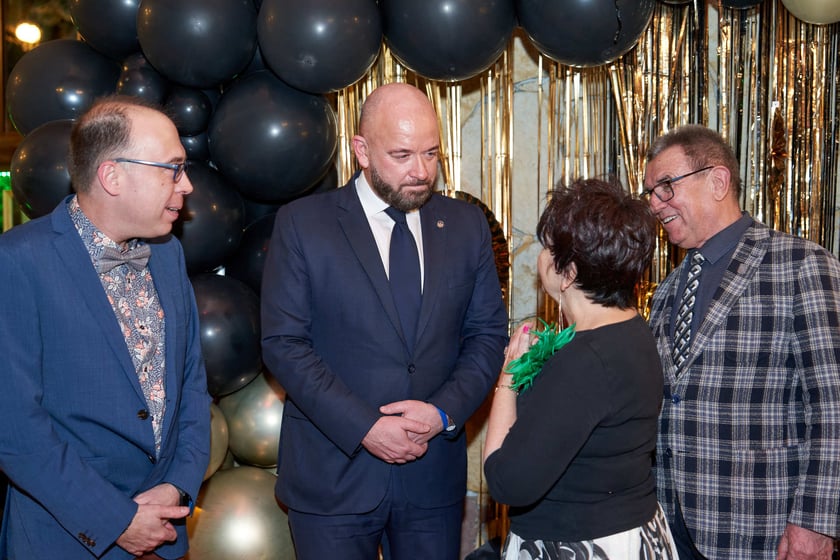 Bal seniorów w stylu lat 80. w restauracji Letniej przy wrocławskim zoo.