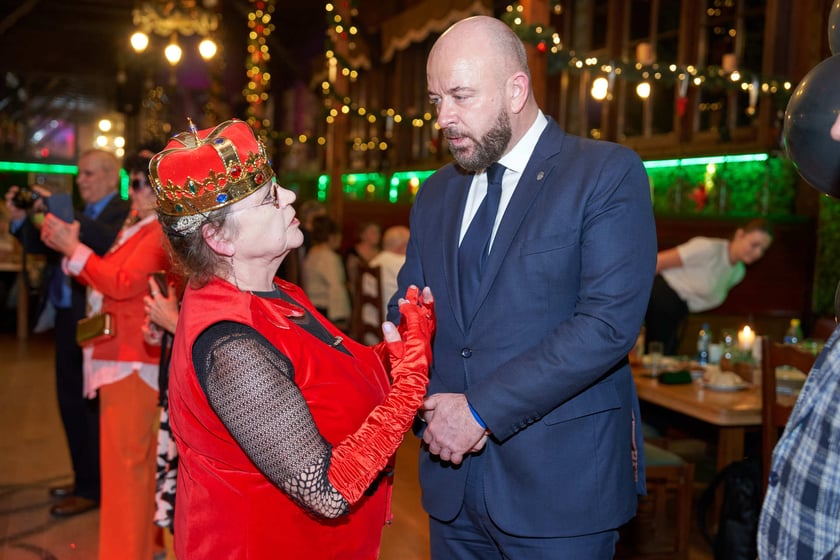 Bal seniorów w stylu lat 80. w restauracji Letniej przy wrocławskim zoo.