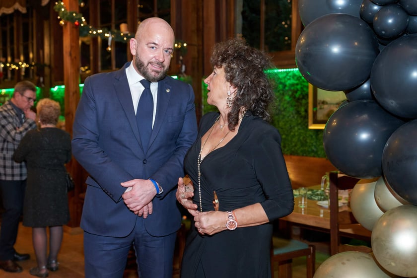 Bal seniorów w stylu lat 80. w restauracji Letniej przy wrocławskim zoo.