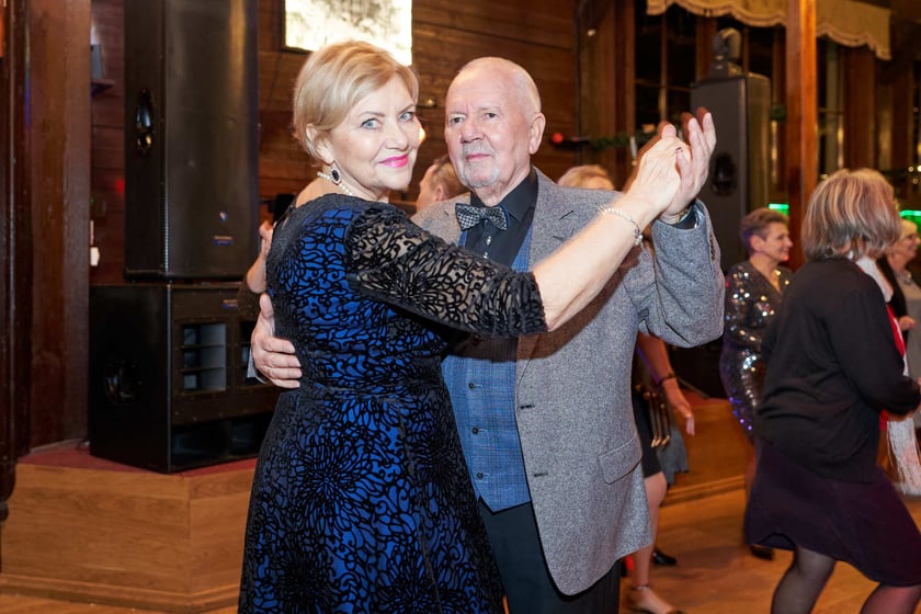 Bal seniorów w stylu lat 80. w restauracji Letniej przy wrocławskim zoo.