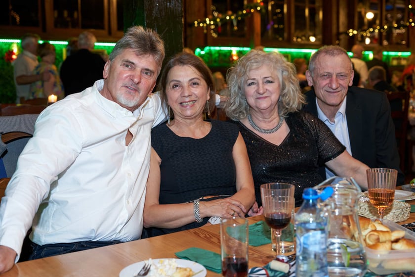 Bal seniorów w stylu lat 80. w restauracji Letniej przy wrocławskim zoo.