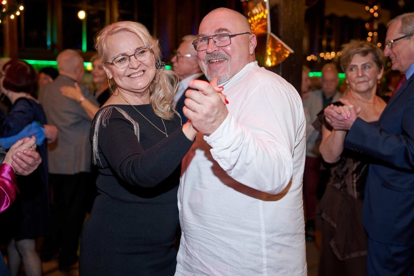 Bal seniorów w stylu lat 80. w restauracji Letniej przy wrocławskim zoo.