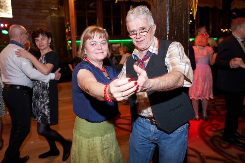 Bal seniorów w stylu lat 80. w restauracji Letniej przy wrocławskim zoo.