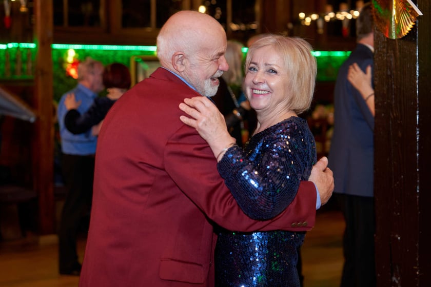 Bal seniorów w stylu lat 80. w restauracji Letniej przy wrocławskim zoo.