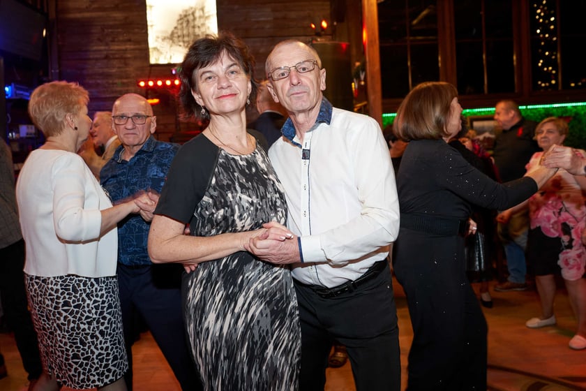 Bal seniorów w stylu lat 80. w restauracji Letniej przy wrocławskim zoo.