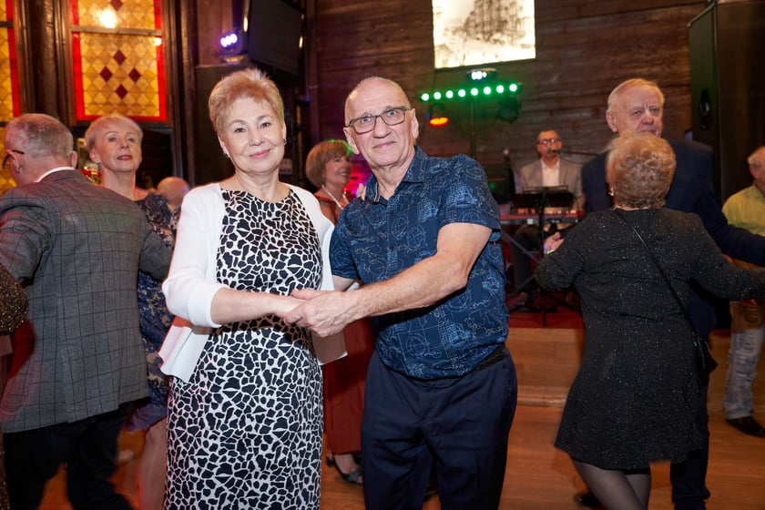 Bal seniorów w stylu lat 80. w restauracji Letniej przy wrocławskim zoo.