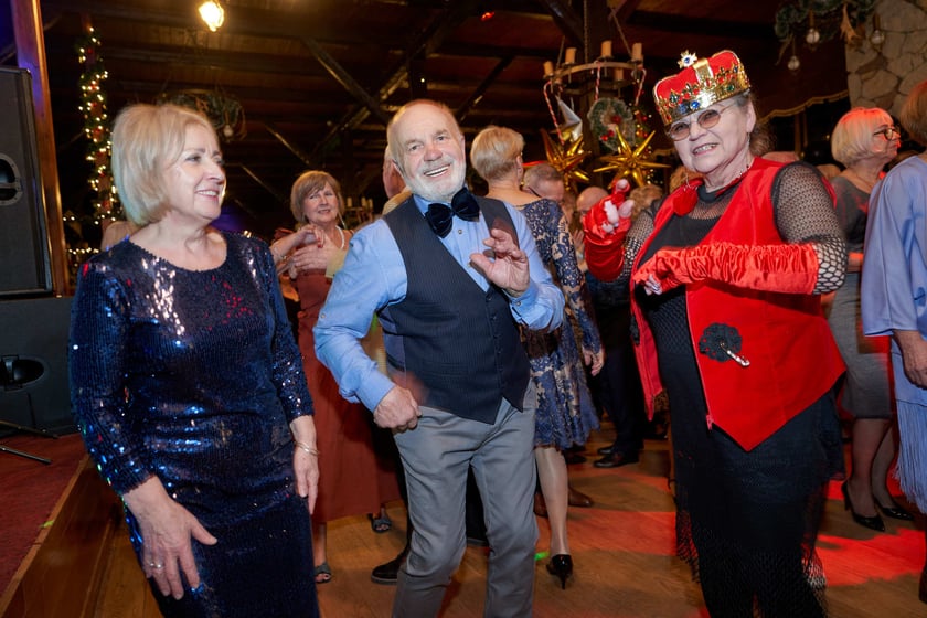 Bal seniorów w stylu lat 80. w restauracji Letniej przy wrocławskim zoo.