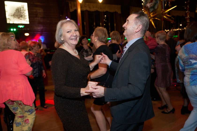 Bal seniorów w stylu lat 80. w restauracji Letniej przy wrocławskim zoo.