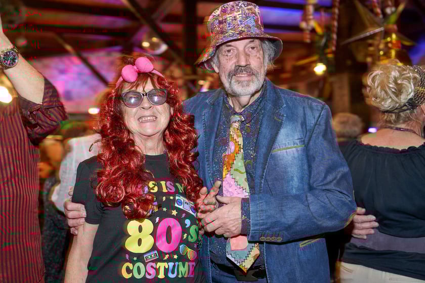 Bal seniorów w stylu lat 80. w restauracji Letniej przy wrocławskim zoo.