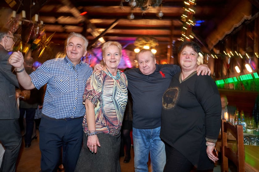 Bal seniorów w stylu lat 80. w restauracji Letniej przy wrocławskim zoo.