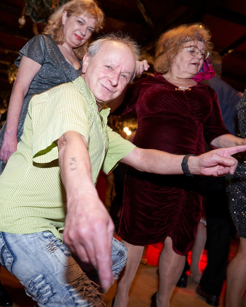 Bal seniorów w stylu lat 80. w restauracji Letniej przy wrocławskim zoo.