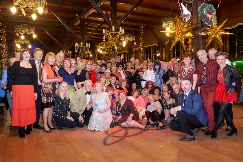 Bal seniorów w stylu lat 80. w restauracji Letniej przy wrocławskim zoo.