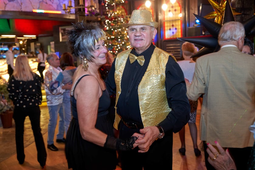 Bal seniorów w stylu lat 80. w restauracji Letniej przy wrocławskim zoo.