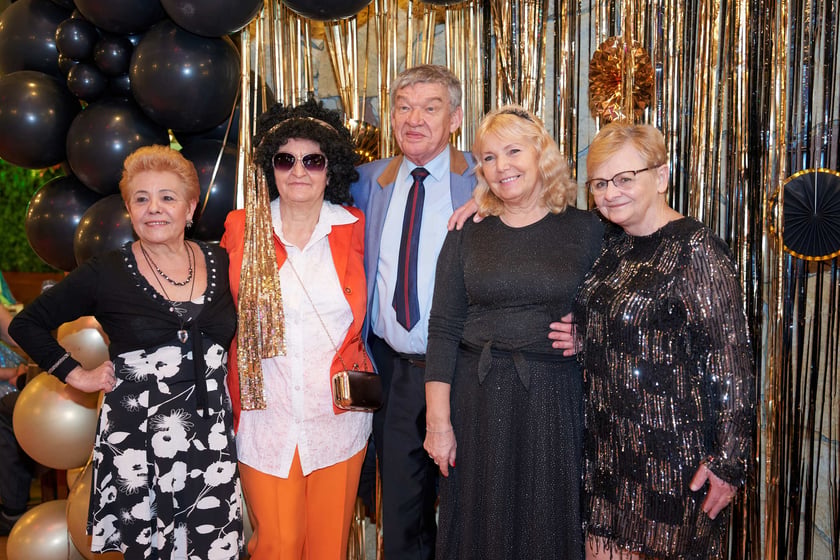 Bal seniorów w stylu lat 80. w restauracji Letniej przy wrocławskim zoo.