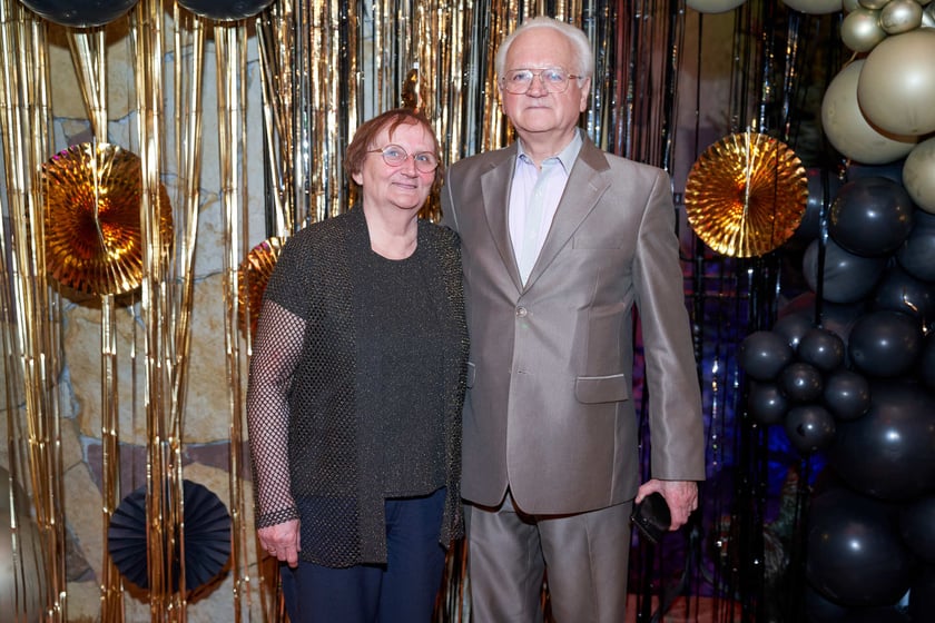 Bal seniorów w stylu lat 80. w restauracji Letniej przy wrocławskim zoo.