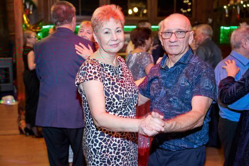 Bal seniorów w stylu lat 80. w restauracji Letniej przy wrocławskim zoo.