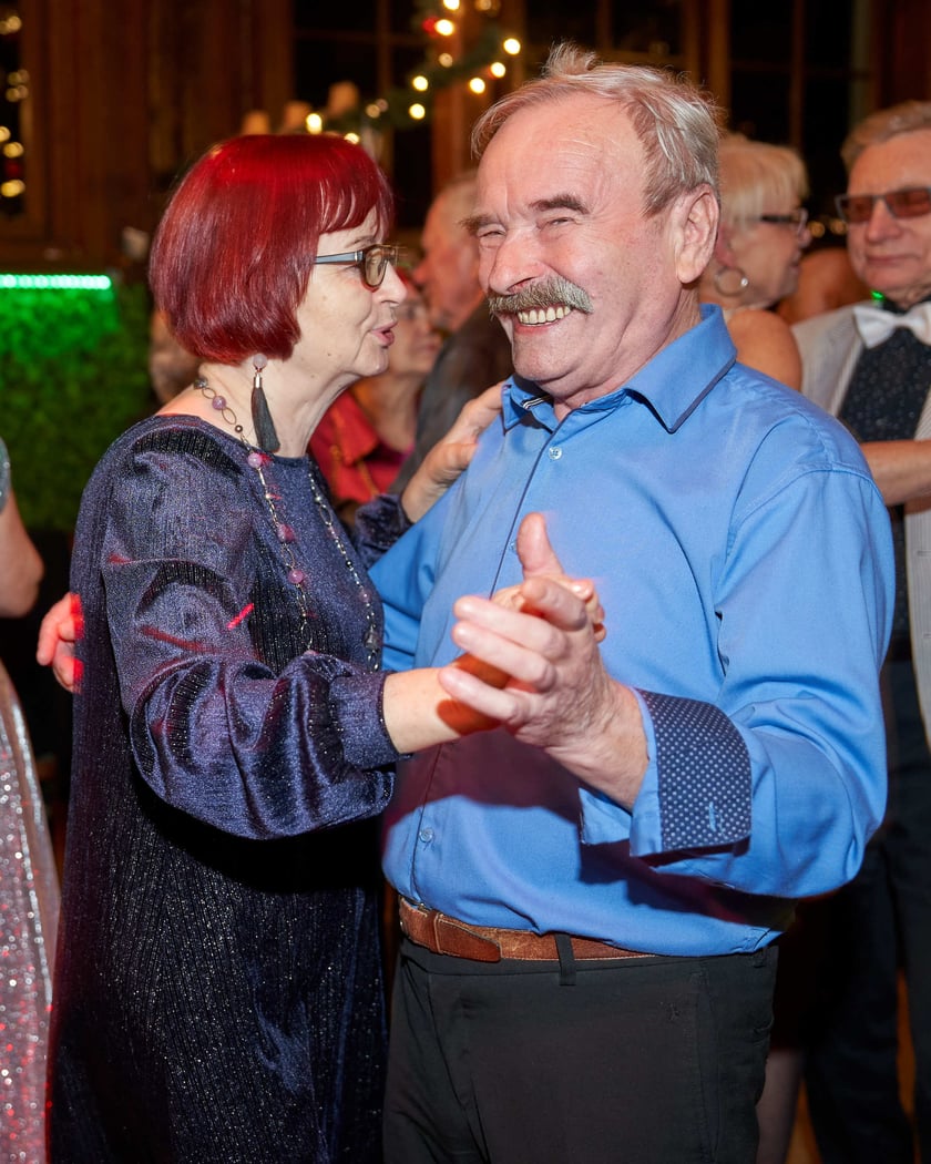 Bal seniorów w stylu lat 80. w restauracji Letniej przy wrocławskim zoo.