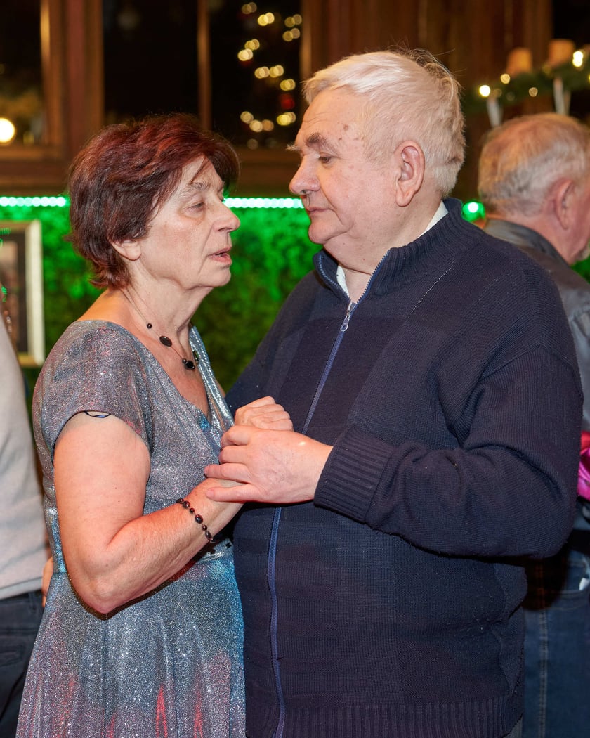 Bal seniorów w stylu lat 80. w restauracji Letniej przy wrocławskim zoo.