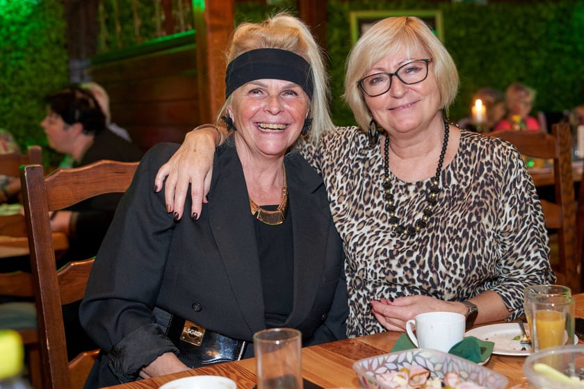 Bal seniorów w stylu lat 80. w restauracji Letniej przy wrocławskim zoo.