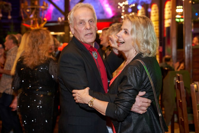 Bal seniorów w stylu lat 80. w restauracji Letniej przy wrocławskim zoo.