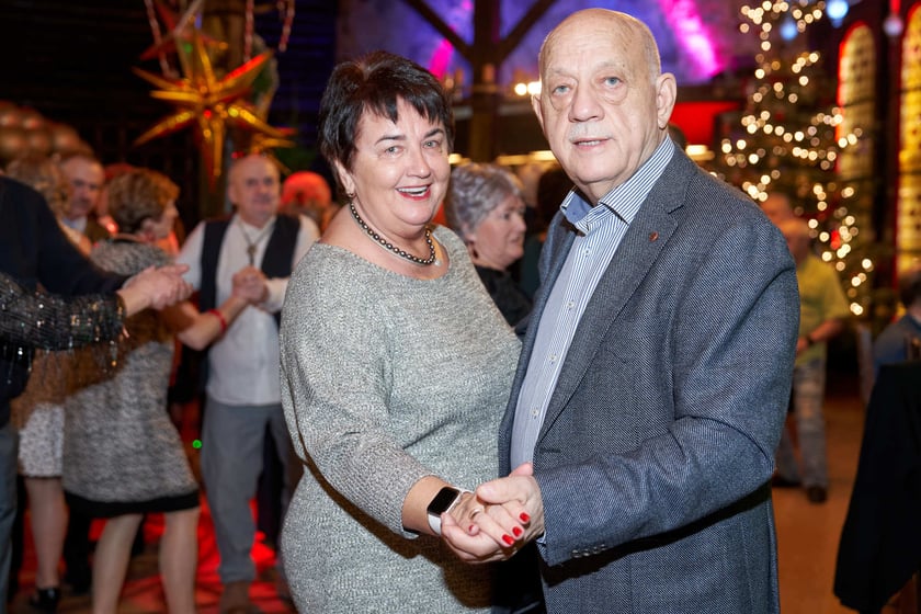 Bal seniorów w stylu lat 80. w restauracji Letniej przy wrocławskim zoo.