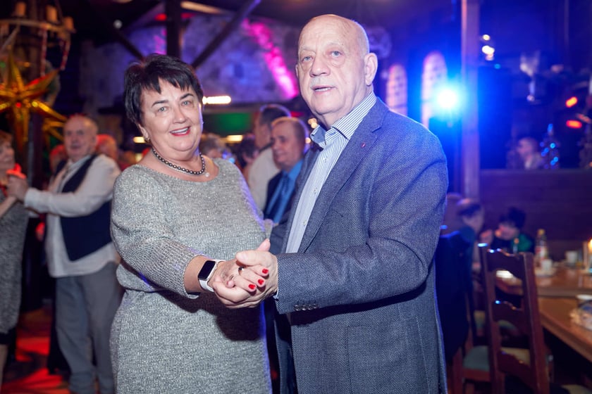Bal seniorów w stylu lat 80. w restauracji Letniej przy wrocławskim zoo.