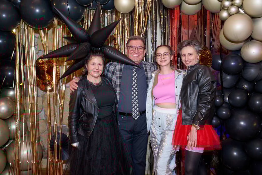 Bal seniorów w stylu lat 80. w restauracji Letniej przy wrocławskim zoo.