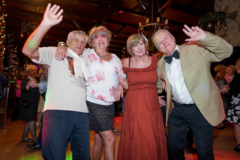 Bal seniorów w stylu lat 80. w restauracji Letniej przy wrocławskim zoo.