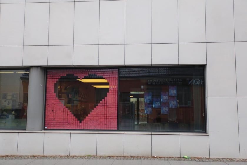 Wystwa w oknie Centrum Biblioteczno-Kulturalnego Fama (przy ul. Bolesława Krzywoustego 286)