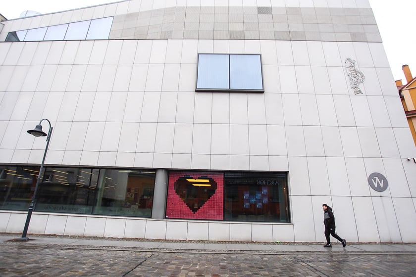 Wystwa w oknie Centrum Biblioteczno-Kulturalnego Fama (przy ul. Bolesława Krzywoustego 286)