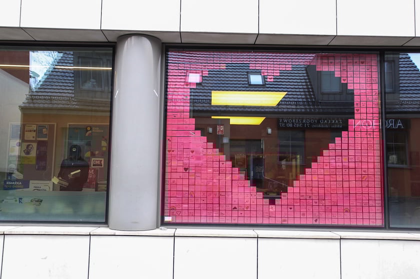 Wystwa w oknie Centrum Biblioteczno-Kulturalnego Fama (przy ul. Bolesława Krzywoustego 286)