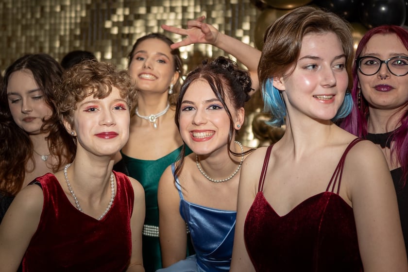 Studni&oacute;wka uczni&oacute;w&nbsp;klas maturalnych XIII LO im. Aleksandra Fredry we Wrocławiu