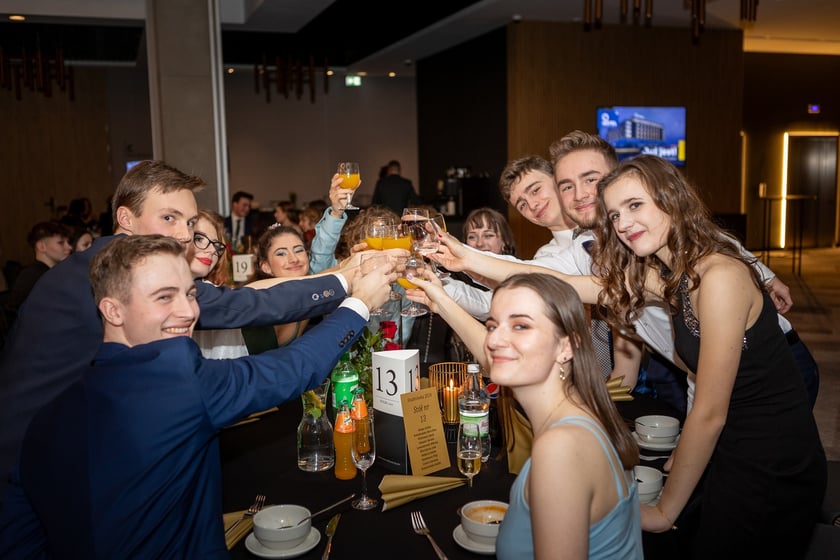 Studni&oacute;wka uczni&oacute;w&nbsp;klas maturalnych XIII LO im. Aleksandra Fredry we Wrocławiu