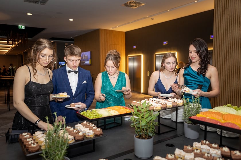 Studni&oacute;wka uczni&oacute;w&nbsp;klas maturalnych XIII LO im. Aleksandra Fredry we Wrocławiu