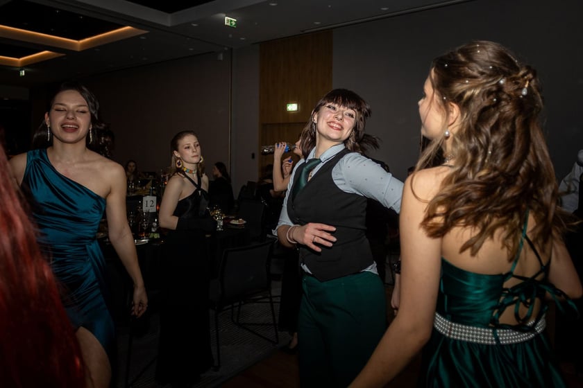 Studni&oacute;wka uczni&oacute;w&nbsp;klas maturalnych XIII LO im. Aleksandra Fredry we Wrocławiu