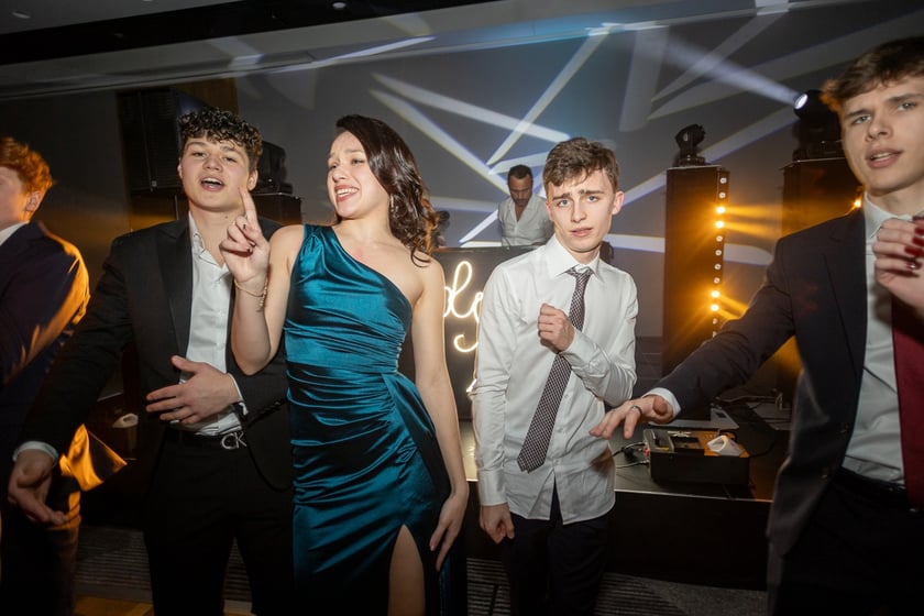 Studni&oacute;wka uczni&oacute;w&nbsp;klas maturalnych XIII LO im. Aleksandra Fredry we Wrocławiu