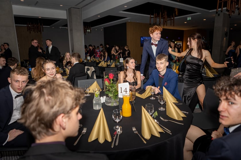 Studni&oacute;wka uczni&oacute;w&nbsp;klas maturalnych XIII LO im. Aleksandra Fredry we Wrocławiu