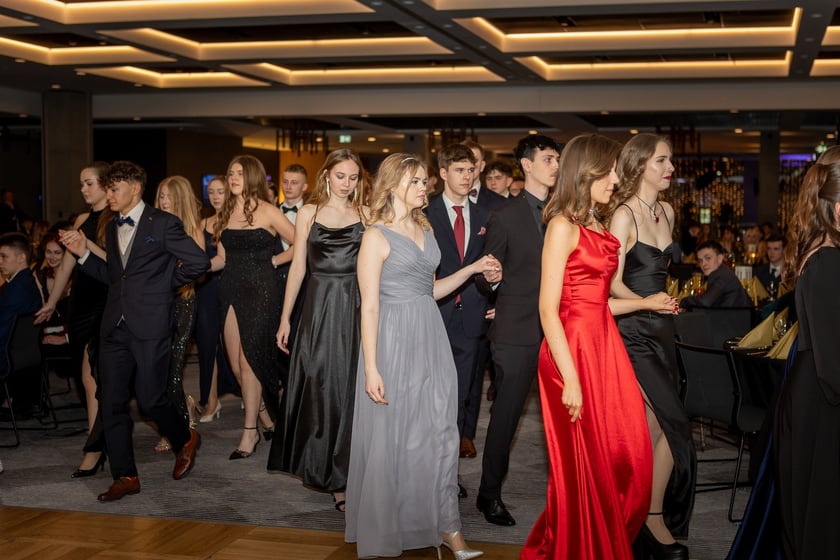 Studni&oacute;wka uczni&oacute;w&nbsp;klas maturalnych XIII LO im. Aleksandra Fredry we Wrocławiu