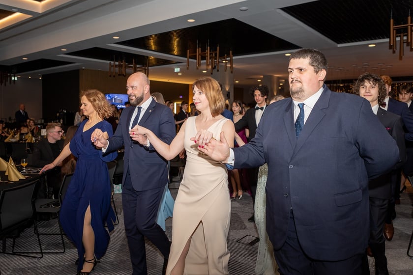 Studni&oacute;wka uczni&oacute;w&nbsp;klas maturalnych XIII LO im. Aleksandra Fredry we Wrocławiu