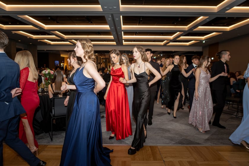 Studni&oacute;wka uczni&oacute;w&nbsp;klas maturalnych XIII LO im. Aleksandra Fredry we Wrocławiu