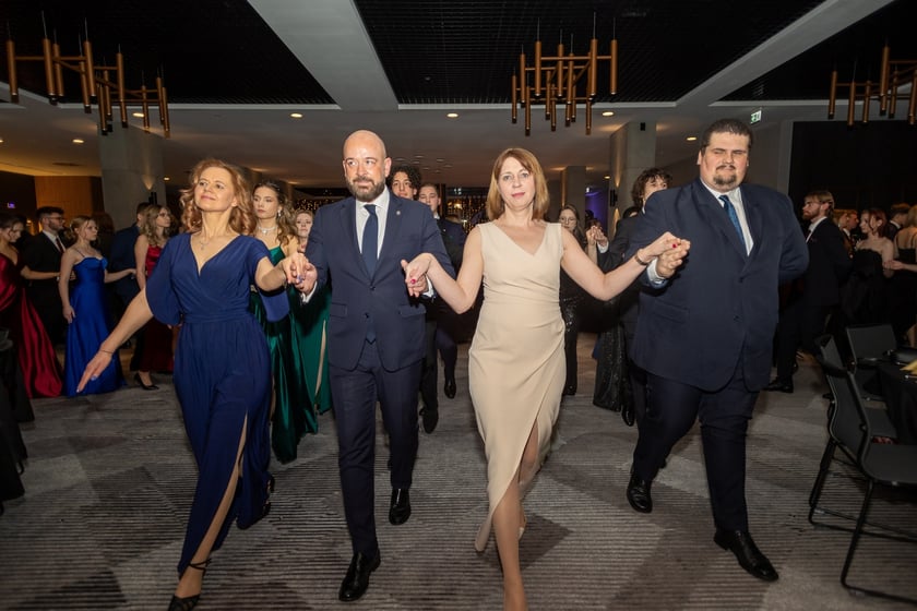 Studni&oacute;wka uczni&oacute;w&nbsp;klas maturalnych XIII LO im. Aleksandra Fredry we Wrocławiu