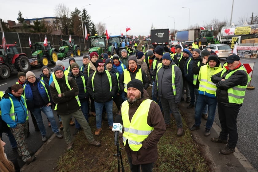 Rolnicy blokujący aleję Jana III Sobieskiego we Wrocławiu, W środku Dominik Nikody (poranek 12 lutego 2024)&nbsp;&nbsp;