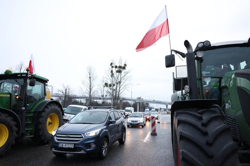 Rolnicy blokujący aleję Jana III Sobieskiego we Wrocławiu (poranek 12 lutego 2024)&nbsp;&nbsp;