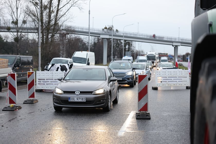 Rolnicy blokujący aleję Jana III Sobieskiego we Wrocławiu (poranek 12 lutego 2024)&nbsp;&nbsp;