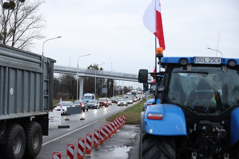 Rolnicy blokujący aleję Jana III Sobieskiego we Wrocławiu (poranek 12 lutego 2024)&nbsp;&nbsp;