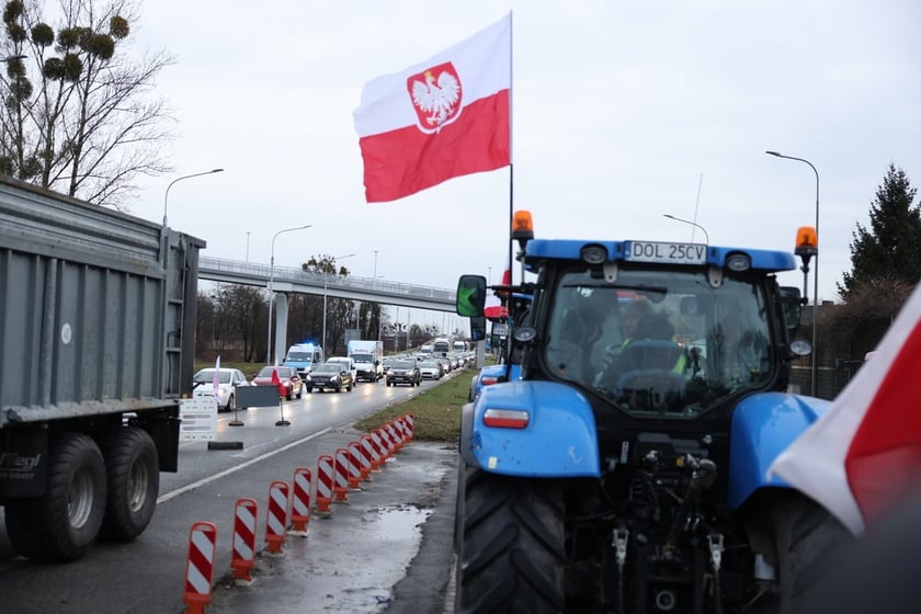 Rolnicy blokujący aleję Jana III Sobieskiego we Wrocławiu (poranek 12 lutego 2024)&nbsp;&nbsp;